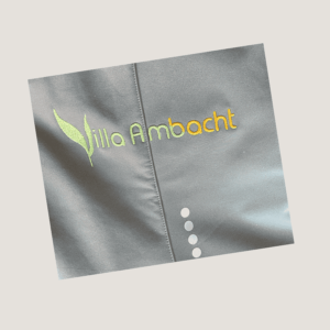 Speelpak met rug logo geborduurd